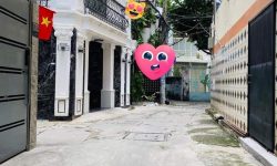 BÁN NHÀ PHÚ NHUẬN HXH 4 TẦNG ĐẸP LUNG LINH KHU VIP PHAN XÍCH LONG 4.6 TỶ.Mô tả:+ Diện tích: 35m2, ngang 3m dài 12m.+ Kết cấu: 1 trệt 2 lầu, sân thượng trước và sau, gồm 5 phòng ngủ, 3 toilet, 1 phòng thờ, phòng khách, phòng bếp.Mô tả:+ Vị trí: Cực đẹp, nhà ngay trung tâm phố ẩm thực. Gần Bệnh viện Hoàn Mỹ, đi bộ vài phút ra Siêu Thị Coopmart gần ngã tư Phan Đăng Lưu, Khu kinh doanh sầm uất và tập trung nhiều quán cà phê đẹp nhộn nhịp, cùng các công ty Văn Phòng,+ Lưu thông đi lại các Quận trung tâm rất thuận tiện. tiếp giáp Quận 1+ Khu an ninh tốt, dân trí cao yên tĩnh sạch sẽ.+ Nhà xây mới chắc chắn, BTCT ban công thoáng mát + Pháp lý: Sổ hồng hoàn công đầy đủGiá 4.6 tỷ. TL chủ nhà thiện chí gấp bán.Liên hệ: Mr Khoa 0582063101 Tư vấn xem nhà miễn phí