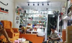 BÁN NHÀ PHÚ NHUẬN HXH 4 TẦNG ĐẸP LUNG LINH KHU VIP PHAN XÍCH LONG 4.6 TỶ.Mô tả:+ Diện tích: 35m2, ngang 3m dài 12m.+ Kết cấu: 1 trệt 2 lầu, sân thượng trước và sau, gồm 5 phòng ngủ, 3 toilet, 1 phòng thờ, phòng khách, phòng bếp.Mô tả:+ Vị trí: Cực đẹp, nhà ngay trung tâm phố ẩm thực. Gần Bệnh viện Hoàn Mỹ, đi bộ vài phút ra Siêu Thị Coopmart gần ngã tư Phan Đăng Lưu, Khu kinh doanh sầm uất và tập trung nhiều quán cà phê đẹp nhộn nhịp, cùng các công ty Văn Phòng,+ Lưu thông đi lại các Quận trung tâm rất thuận tiện. tiếp giáp Quận 1+ Khu an ninh tốt, dân trí cao yên tĩnh sạch sẽ.+ Nhà xây mới chắc chắn, BTCT ban công thoáng mát + Pháp lý: Sổ hồng hoàn công đầy đủGiá 4.6 tỷ. TL chủ nhà thiện chí gấp bán.Liên hệ: Mr Khoa 0582063101 Tư vấn xem nhà miễn phí