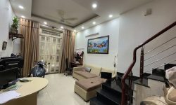 BÁN NHÀ PHÚ NHUẬN HXH 4 TẦNG ĐẸP LUNG LINH KHU VIP PHAN XÍCH LONG 4.6 TỶ.Mô tả:+ Diện tích: 35m2, ngang 3m dài 12m.+ Kết cấu: 1 trệt 2 lầu, sân thượng trước và sau, gồm 5 phòng ngủ, 3 toilet, 1 phòng thờ, phòng khách, phòng bếp.Mô tả:+ Vị trí: Cực đẹp, nhà ngay trung tâm phố ẩm thực. Gần Bệnh viện Hoàn Mỹ, đi bộ vài phút ra Siêu Thị Coopmart gần ngã tư Phan Đăng Lưu, Khu kinh doanh sầm uất và tập trung nhiều quán cà phê đẹp nhộn nhịp, cùng các công ty Văn Phòng,+ Lưu thông đi lại các Quận trung tâm rất thuận tiện. tiếp giáp Quận 1+ Khu an ninh tốt, dân trí cao yên tĩnh sạch sẽ.+ Nhà xây mới chắc chắn, BTCT ban công thoáng mát + Pháp lý: Sổ hồng hoàn công đầy đủGiá 4.6 tỷ. TL chủ nhà thiện chí gấp bán.Liên hệ: Mr Khoa 0582063101 Tư vấn xem nhà miễn phí