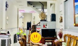 BÁN NHÀ PHÚ NHUẬN HXH 4 TẦNG ĐẸP LUNG LINH KHU VIP PHAN XÍCH LONG 4.6 TỶ.Mô tả:+ Diện tích: 35m2, ngang 3m dài 12m.+ Kết cấu: 1 trệt 2 lầu, sân thượng trước và sau, gồm 5 phòng ngủ, 3 toilet, 1 phòng thờ, phòng khách, phòng bếp.Mô tả:+ Vị trí: Cực đẹp, nhà ngay trung tâm phố ẩm thực. Gần Bệnh viện Hoàn Mỹ, đi bộ vài phút ra Siêu Thị Coopmart gần ngã tư Phan Đăng Lưu, Khu kinh doanh sầm uất và tập trung nhiều quán cà phê đẹp nhộn nhịp, cùng các công ty Văn Phòng,+ Lưu thông đi lại các Quận trung tâm rất thuận tiện. tiếp giáp Quận 1+ Khu an ninh tốt, dân trí cao yên tĩnh sạch sẽ.+ Nhà xây mới chắc chắn, BTCT ban công thoáng mát + Pháp lý: Sổ hồng hoàn công đầy đủGiá 4.6 tỷ. TL chủ nhà thiện chí gấp bán.Liên hệ: Mr Khoa 0582063101 Tư vấn xem nhà miễn phí
