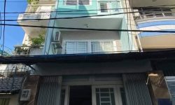 BÁN NHÀ PHÚ NHUẬN HXH 4 TẦNG ĐẸP LUNG LINH KHU VIP PHAN XÍCH LONG 4.6 TỶ.Mô tả:+ Diện tích: 35m2, ngang 3m dài 12m.+ Kết cấu: 1 trệt 2 lầu, sân thượng trước và sau, gồm 5 phòng ngủ, 3 toilet, 1 phòng thờ, phòng khách, phòng bếp.Mô tả:+ Vị trí: Cực đẹp, nhà ngay trung tâm phố ẩm thực. Gần Bệnh viện Hoàn Mỹ, đi bộ vài phút ra Siêu Thị Coopmart gần ngã tư Phan Đăng Lưu, Khu kinh doanh sầm uất và tập trung nhiều quán cà phê đẹp nhộn nhịp, cùng các công ty Văn Phòng,+ Lưu thông đi lại các Quận trung tâm rất thuận tiện. tiếp giáp Quận 1+ Khu an ninh tốt, dân trí cao yên tĩnh sạch sẽ.+ Nhà xây mới chắc chắn, BTCT ban công thoáng mát + Pháp lý: Sổ hồng hoàn công đầy đủGiá 4.6 tỷ. TL chủ nhà thiện chí gấp bán.Liên hệ: Mr Khoa 0582063101 Tư vấn xem nhà miễn phí