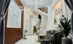 BÁN NHÀ PHÚ NHUẬN HXH 4 TẦNG ĐẸP LUNG LINH KHU VIP PHAN XÍCH LONG 4.6 TỶ.Mô tả:+ Diện tích: 35m2, ngang 3m dài 12m.+ Kết cấu: 1 trệt 2 lầu, sân thượng trước và sau, gồm 5 phòng ngủ, 3 toilet, 1 phòng thờ, phòng khách, phòng bếp.Mô tả:+ Vị trí: Cực đẹp, nhà ngay trung tâm phố ẩm thực. Gần Bệnh viện Hoàn Mỹ, đi bộ vài phút ra Siêu Thị Coopmart gần ngã tư Phan Đăng Lưu, Khu kinh doanh sầm uất và tập trung nhiều quán cà phê đẹp nhộn nhịp, cùng các công ty Văn Phòng,+ Lưu thông đi lại các Quận trung tâm rất thuận tiện. tiếp giáp Quận 1+ Khu an ninh tốt, dân trí cao yên tĩnh sạch sẽ.+ Nhà xây mới chắc chắn, BTCT ban công thoáng mát + Pháp lý: Sổ hồng hoàn công đầy đủGiá 4.6 tỷ. TL chủ nhà thiện chí gấp bán.Liên hệ: Mr Khoa 0582063101 Tư vấn xem nhà miễn phí