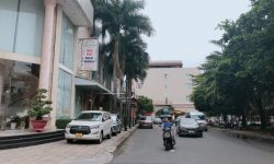 BÁN NHÀ PHÚ NHUẬN HXH 4 TẦNG ĐẸP LUNG LINH KHU VIP PHAN XÍCH LONG 4.6 TỶ.Mô tả:+ Diện tích: 35m2, ngang 3m dài 12m.+ Kết cấu: 1 trệt 2 lầu, sân thượng trước và sau, gồm 5 phòng ngủ, 3 toilet, 1 phòng thờ, phòng khách, phòng bếp.Mô tả:+ Vị trí: Cực đẹp, nhà ngay trung tâm phố ẩm thực. Gần Bệnh viện Hoàn Mỹ, đi bộ vài phút ra Siêu Thị Coopmart gần ngã tư Phan Đăng Lưu, Khu kinh doanh sầm uất và tập trung nhiều quán cà phê đẹp nhộn nhịp, cùng các công ty Văn Phòng,+ Lưu thông đi lại các Quận trung tâm rất thuận tiện. tiếp giáp Quận 1+ Khu an ninh tốt, dân trí cao yên tĩnh sạch sẽ.+ Nhà xây mới chắc chắn, BTCT ban công thoáng mát + Pháp lý: Sổ hồng hoàn công đầy đủGiá 4.6 tỷ. TL chủ nhà thiện chí gấp bán.Liên hệ: Mr Khoa 0582063101 Tư vấn xem nhà miễn phí