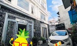 BÁN NHÀ PHÚ NHUẬN HXH 4 TẦNG ĐẸP LUNG LINH KHU VIP PHAN XÍCH LONG 4.6 TỶ.Mô tả:+ Diện tích: 35m2, ngang 3m dài 12m.+ Kết cấu: 1 trệt 2 lầu, sân thượng trước và sau, gồm 5 phòng ngủ, 3 toilet, 1 phòng thờ, phòng khách, phòng bếp.Mô tả:+ Vị trí: Cực đẹp, nhà ngay trung tâm phố ẩm thực. Gần Bệnh viện Hoàn Mỹ, đi bộ vài phút ra Siêu Thị Coopmart gần ngã tư Phan Đăng Lưu, Khu kinh doanh sầm uất và tập trung nhiều quán cà phê đẹp nhộn nhịp, cùng các công ty Văn Phòng,+ Lưu thông đi lại các Quận trung tâm rất thuận tiện. tiếp giáp Quận 1+ Khu an ninh tốt, dân trí cao yên tĩnh sạch sẽ.+ Nhà xây mới chắc chắn, BTCT ban công thoáng mát + Pháp lý: Sổ hồng hoàn công đầy đủGiá 4.6 tỷ. TL chủ nhà thiện chí gấp bán.Liên hệ: Mr Khoa 0582063101 Tư vấn xem nhà miễn phí