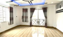 BÁN NHÀ PHÚ NHUẬN HXH 4 TẦNG ĐẸP LUNG LINH KHU VIP PHAN XÍCH LONG 4.6 TỶ.Mô tả:+ Diện tích: 35m2, ngang 3m dài 12m.+ Kết cấu: 1 trệt 2 lầu, sân thượng trước và sau, gồm 5 phòng ngủ, 3 toilet, 1 phòng thờ, phòng khách, phòng bếp.Mô tả:+ Vị trí: Cực đẹp, nhà ngay trung tâm phố ẩm thực. Gần Bệnh viện Hoàn Mỹ, đi bộ vài phút ra Siêu Thị Coopmart gần ngã tư Phan Đăng Lưu, Khu kinh doanh sầm uất và tập trung nhiều quán cà phê đẹp nhộn nhịp, cùng các công ty Văn Phòng,+ Lưu thông đi lại các Quận trung tâm rất thuận tiện. tiếp giáp Quận 1+ Khu an ninh tốt, dân trí cao yên tĩnh sạch sẽ.+ Nhà xây mới chắc chắn, BTCT ban công thoáng mát + Pháp lý: Sổ hồng hoàn công đầy đủGiá 4.6 tỷ. TL chủ nhà thiện chí gấp bán.Liên hệ: Mr Khoa 0582063101 Tư vấn xem nhà miễn phí