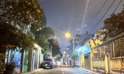BÁN NHÀ PHÚ NHUẬN HXH 4 TẦNG ĐẸP LUNG LINH KHU VIP PHAN XÍCH LONG 4.6 TỶ.Mô tả:+ Diện tích: 35m2, ngang 3m dài 12m.+ Kết cấu: 1 trệt 2 lầu, sân thượng trước và sau, gồm 5 phòng ngủ, 3 toilet, 1 phòng thờ, phòng khách, phòng bếp.Mô tả:+ Vị trí: Cực đẹp, nhà ngay trung tâm phố ẩm thực. Gần Bệnh viện Hoàn Mỹ, đi bộ vài phút ra Siêu Thị Coopmart gần ngã tư Phan Đăng Lưu, Khu kinh doanh sầm uất và tập trung nhiều quán cà phê đẹp nhộn nhịp, cùng các công ty Văn Phòng,+ Lưu thông đi lại các Quận trung tâm rất thuận tiện. tiếp giáp Quận 1+ Khu an ninh tốt, dân trí cao yên tĩnh sạch sẽ.+ Nhà xây mới chắc chắn, BTCT ban công thoáng mát + Pháp lý: Sổ hồng hoàn công đầy đủGiá 4.6 tỷ. TL chủ nhà thiện chí gấp bán.Liên hệ: Mr Khoa 0582063101 Tư vấn xem nhà miễn phí
