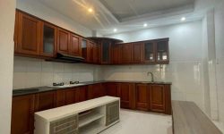 BÁN NHÀ PHÚ NHUẬN HXH 4 TẦNG ĐẸP LUNG LINH KHU VIP PHAN XÍCH LONG 4.6 TỶ.Mô tả:+ Diện tích: 35m2, ngang 3m dài 12m.+ Kết cấu: 1 trệt 2 lầu, sân thượng trước và sau, gồm 5 phòng ngủ, 3 toilet, 1 phòng thờ, phòng khách, phòng bếp.Mô tả:+ Vị trí: Cực đẹp, nhà ngay trung tâm phố ẩm thực. Gần Bệnh viện Hoàn Mỹ, đi bộ vài phút ra Siêu Thị Coopmart gần ngã tư Phan Đăng Lưu, Khu kinh doanh sầm uất và tập trung nhiều quán cà phê đẹp nhộn nhịp, cùng các công ty Văn Phòng,+ Lưu thông đi lại các Quận trung tâm rất thuận tiện. tiếp giáp Quận 1+ Khu an ninh tốt, dân trí cao yên tĩnh sạch sẽ.+ Nhà xây mới chắc chắn, BTCT ban công thoáng mát + Pháp lý: Sổ hồng hoàn công đầy đủGiá 4.6 tỷ. TL chủ nhà thiện chí gấp bán.Liên hệ: Mr Khoa 0582063101 Tư vấn xem nhà miễn phí