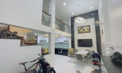 BÁN NHÀ PHÚ NHUẬN HXH 4 TẦNG ĐẸP LUNG LINH KHU VIP PHAN XÍCH LONG 4.6 TỶ.Mô tả:+ Diện tích: 35m2, ngang 3m dài 12m.+ Kết cấu: 1 trệt 2 lầu, sân thượng trước và sau, gồm 5 phòng ngủ, 3 toilet, 1 phòng thờ, phòng khách, phòng bếp.Mô tả:+ Vị trí: Cực đẹp, nhà ngay trung tâm phố ẩm thực. Gần Bệnh viện Hoàn Mỹ, đi bộ vài phút ra Siêu Thị Coopmart gần ngã tư Phan Đăng Lưu, Khu kinh doanh sầm uất và tập trung nhiều quán cà phê đẹp nhộn nhịp, cùng các công ty Văn Phòng,+ Lưu thông đi lại các Quận trung tâm rất thuận tiện. tiếp giáp Quận 1+ Khu an ninh tốt, dân trí cao yên tĩnh sạch sẽ.+ Nhà xây mới chắc chắn, BTCT ban công thoáng mát + Pháp lý: Sổ hồng hoàn công đầy đủGiá 4.6 tỷ. TL chủ nhà thiện chí gấp bán.Liên hệ: Mr Khoa 0582063101 Tư vấn xem nhà miễn phí