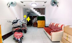 BÁN NHÀ PHÚ NHUẬN HXH 4 TẦNG ĐẸP LUNG LINH KHU VIP PHAN XÍCH LONG 4.6 TỶ.Mô tả:+ Diện tích: 35m2, ngang 3m dài 12m.+ Kết cấu: 1 trệt 2 lầu, sân thượng trước và sau, gồm 5 phòng ngủ, 3 toilet, 1 phòng thờ, phòng khách, phòng bếp.Mô tả:+ Vị trí: Cực đẹp, nhà ngay trung tâm phố ẩm thực. Gần Bệnh viện Hoàn Mỹ, đi bộ vài phút ra Siêu Thị Coopmart gần ngã tư Phan Đăng Lưu, Khu kinh doanh sầm uất và tập trung nhiều quán cà phê đẹp nhộn nhịp, cùng các công ty Văn Phòng,+ Lưu thông đi lại các Quận trung tâm rất thuận tiện. tiếp giáp Quận 1+ Khu an ninh tốt, dân trí cao yên tĩnh sạch sẽ.+ Nhà xây mới chắc chắn, BTCT ban công thoáng mát + Pháp lý: Sổ hồng hoàn công đầy đủGiá 4.6 tỷ. TL chủ nhà thiện chí gấp bán.Liên hệ: Mr Khoa 0582063101 Tư vấn xem nhà miễn phí