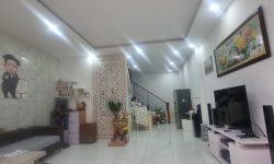 BÁN NHÀ PHÚ NHUẬN HXH 4 TẦNG ĐẸP LUNG LINH KHU VIP PHAN XÍCH LONG 4.6 TỶ.Mô tả:+ Diện tích: 35m2, ngang 3m dài 12m.+ Kết cấu: 1 trệt 2 lầu, sân thượng trước và sau, gồm 5 phòng ngủ, 3 toilet, 1 phòng thờ, phòng khách, phòng bếp.Mô tả:+ Vị trí: Cực đẹp, nhà ngay trung tâm phố ẩm thực. Gần Bệnh viện Hoàn Mỹ, đi bộ vài phút ra Siêu Thị Coopmart gần ngã tư Phan Đăng Lưu, Khu kinh doanh sầm uất và tập trung nhiều quán cà phê đẹp nhộn nhịp, cùng các công ty Văn Phòng,+ Lưu thông đi lại các Quận trung tâm rất thuận tiện. tiếp giáp Quận 1+ Khu an ninh tốt, dân trí cao yên tĩnh sạch sẽ.+ Nhà xây mới chắc chắn, BTCT ban công thoáng mát + Pháp lý: Sổ hồng hoàn công đầy đủGiá 4.6 tỷ. TL chủ nhà thiện chí gấp bán.Liên hệ: Mr Khoa 0582063101 Tư vấn xem nhà miễn phí