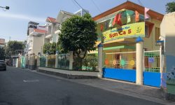 BÁN NHÀ PHÚ NHUẬN HXH 4 TẦNG ĐẸP LUNG LINH KHU VIP PHAN XÍCH LONG 4.6 TỶ.Mô tả:+ Diện tích: 35m2, ngang 3m dài 12m.+ Kết cấu: 1 trệt 2 lầu, sân thượng trước và sau, gồm 5 phòng ngủ, 3 toilet, 1 phòng thờ, phòng khách, phòng bếp.Mô tả:+ Vị trí: Cực đẹp, nhà ngay trung tâm phố ẩm thực. Gần Bệnh viện Hoàn Mỹ, đi bộ vài phút ra Siêu Thị Coopmart gần ngã tư Phan Đăng Lưu, Khu kinh doanh sầm uất và tập trung nhiều quán cà phê đẹp nhộn nhịp, cùng các công ty Văn Phòng,+ Lưu thông đi lại các Quận trung tâm rất thuận tiện. tiếp giáp Quận 1+ Khu an ninh tốt, dân trí cao yên tĩnh sạch sẽ.+ Nhà xây mới chắc chắn, BTCT ban công thoáng mát + Pháp lý: Sổ hồng hoàn công đầy đủGiá 4.6 tỷ. TL chủ nhà thiện chí gấp bán.Liên hệ: Mr Khoa 0582063101 Tư vấn xem nhà miễn phí