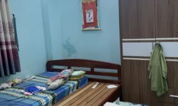 BÁN NHÀ PHÚ NHUẬN HXH 4 TẦNG ĐẸP LUNG LINH KHU VIP PHAN XÍCH LONG 4.6 TỶ.Mô tả:+ Diện tích: 35m2, ngang 3m dài 12m.+ Kết cấu: 1 trệt 2 lầu, sân thượng trước và sau, gồm 5 phòng ngủ, 3 toilet, 1 phòng thờ, phòng khách, phòng bếp.Mô tả:+ Vị trí: Cực đẹp, nhà ngay trung tâm phố ẩm thực. Gần Bệnh viện Hoàn Mỹ, đi bộ vài phút ra Siêu Thị Coopmart gần ngã tư Phan Đăng Lưu, Khu kinh doanh sầm uất và tập trung nhiều quán cà phê đẹp nhộn nhịp, cùng các công ty Văn Phòng,+ Lưu thông đi lại các Quận trung tâm rất thuận tiện. tiếp giáp Quận 1+ Khu an ninh tốt, dân trí cao yên tĩnh sạch sẽ.+ Nhà xây mới chắc chắn, BTCT ban công thoáng mát + Pháp lý: Sổ hồng hoàn công đầy đủGiá 4.6 tỷ. TL chủ nhà thiện chí gấp bán.Liên hệ: Mr Khoa 0582063101 Tư vấn xem nhà miễn phí