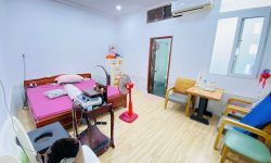 BÁN NHÀ PHÚ NHUẬN HXH 4 TẦNG ĐẸP LUNG LINH KHU VIP PHAN XÍCH LONG 4.6 TỶ.Mô tả:+ Diện tích: 35m2, ngang 3m dài 12m.+ Kết cấu: 1 trệt 2 lầu, sân thượng trước và sau, gồm 5 phòng ngủ, 3 toilet, 1 phòng thờ, phòng khách, phòng bếp.Mô tả:+ Vị trí: Cực đẹp, nhà ngay trung tâm phố ẩm thực. Gần Bệnh viện Hoàn Mỹ, đi bộ vài phút ra Siêu Thị Coopmart gần ngã tư Phan Đăng Lưu, Khu kinh doanh sầm uất và tập trung nhiều quán cà phê đẹp nhộn nhịp, cùng các công ty Văn Phòng,+ Lưu thông đi lại các Quận trung tâm rất thuận tiện. tiếp giáp Quận 1+ Khu an ninh tốt, dân trí cao yên tĩnh sạch sẽ.+ Nhà xây mới chắc chắn, BTCT ban công thoáng mát + Pháp lý: Sổ hồng hoàn công đầy đủGiá 4.6 tỷ. TL chủ nhà thiện chí gấp bán.Liên hệ: Mr Khoa 0582063101 Tư vấn xem nhà miễn phí