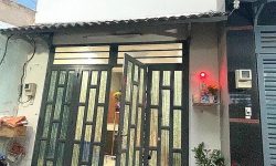 BÁN NHÀ PHÚ NHUẬN HXH 4 TẦNG ĐẸP LUNG LINH KHU VIP PHAN XÍCH LONG 4.6 TỶ.Mô tả:+ Diện tích: 35m2, ngang 3m dài 12m.+ Kết cấu: 1 trệt 2 lầu, sân thượng trước và sau, gồm 5 phòng ngủ, 3 toilet, 1 phòng thờ, phòng khách, phòng bếp.Mô tả:+ Vị trí: Cực đẹp, nhà ngay trung tâm phố ẩm thực. Gần Bệnh viện Hoàn Mỹ, đi bộ vài phút ra Siêu Thị Coopmart gần ngã tư Phan Đăng Lưu, Khu kinh doanh sầm uất và tập trung nhiều quán cà phê đẹp nhộn nhịp, cùng các công ty Văn Phòng,+ Lưu thông đi lại các Quận trung tâm rất thuận tiện. tiếp giáp Quận 1+ Khu an ninh tốt, dân trí cao yên tĩnh sạch sẽ.+ Nhà xây mới chắc chắn, BTCT ban công thoáng mát + Pháp lý: Sổ hồng hoàn công đầy đủGiá 4.6 tỷ. TL chủ nhà thiện chí gấp bán.Liên hệ: Mr Khoa 0582063101 Tư vấn xem nhà miễn phí